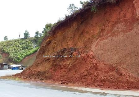 Ini Penampakan 30 Lebih Titik Longsor Disepanjang Jalan Nasional Sungai Penuh - KM 15 Puncak