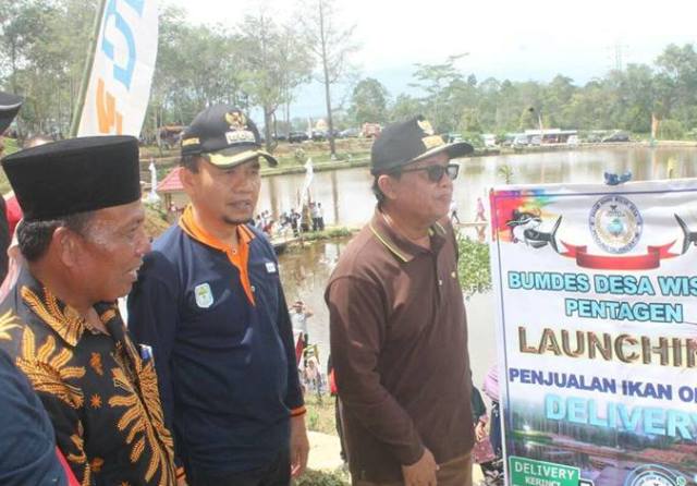 Adirozal Dampingi Fachrori Panen Ikan dan Launching Penjualan Ikan Online