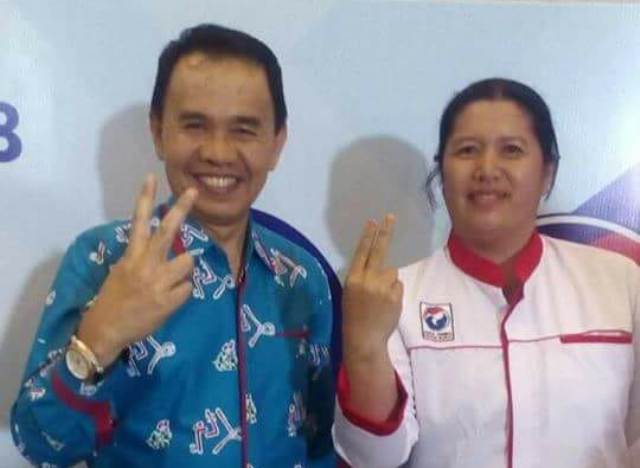 Gunakan Baju Perindo, Fitra Jaya Sempat Berfoto Salam Dua Jari Dengan Adirozal