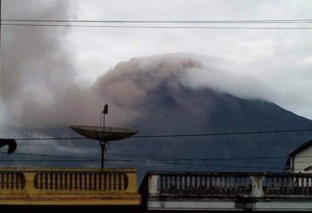 Gunung Kerinci Semburkan Asap Tebal, Para Pendaki Diminta Turun