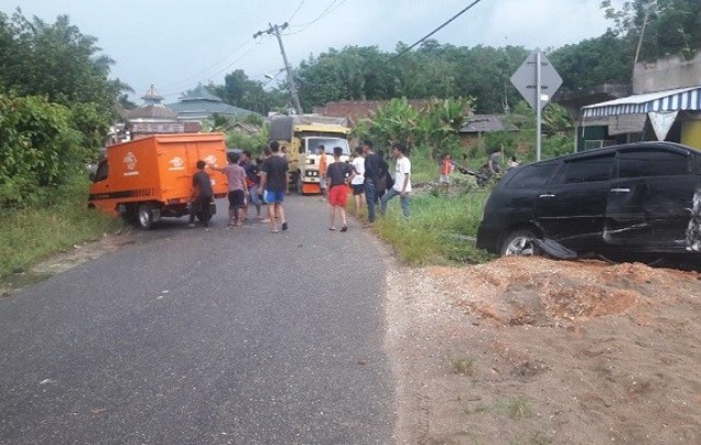 Mobil Dinas Keuangan Pemkab Batanghari Tabrakan di Jalan Nes