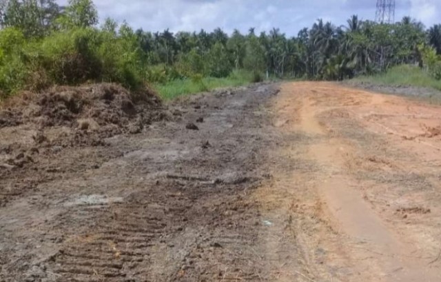 Pekerjaan Jalan Pelabuhan Roro-Simpang Teluk Sialang Tidak Selesai Dikerjakan oleh PT. BCL