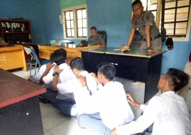 Pelajar di Batanghari terjaring razia Satpol-PP. (Serujambi.com)