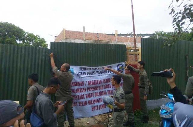 Bangunan MC Donald di Segel Satpol PP Kota Jambi. Foto: Wawan/Serujambi.com