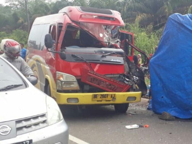 Minibus Nabrak Coltdisel Tengah Berhenti di Merangin, Satu Orang Meninggal di Tempat