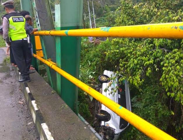 Travel Safa Marwa Terjun Ke Jurang di Jembatan Liki Atas Solok Selatan