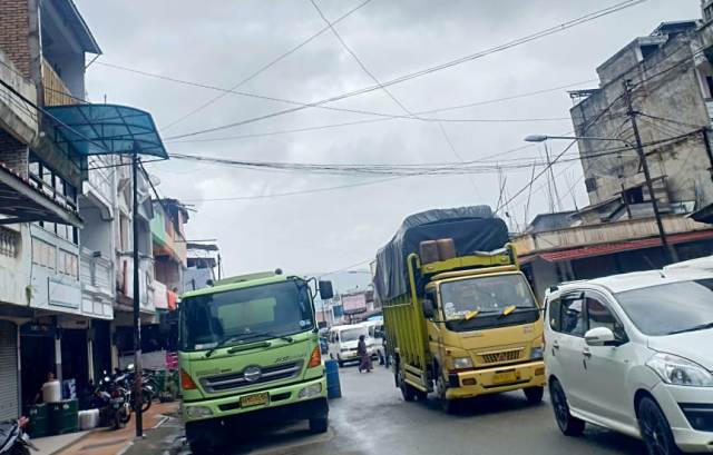 Lalu Lintas Kota Sungai Penuh Sembraut, Warga Keluhkan Truk Bongkar Muat di Pagi Hari