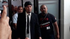 Ahmad Dhani sebelum menjalani sidang kasus ujaran kebencian di PN Jaksel, Senin (28/1/2019). (Ismail/Suara.com)