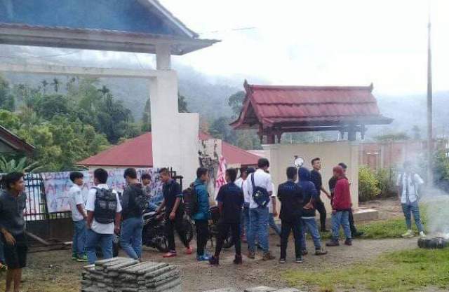 Siswa SMK 2 Kerinci Demo Kepseknya, "Bapak Angkat Kaki atau Kami"