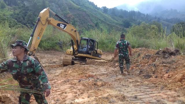 Diguyur Hujan, Pekerjaan Jalan TMMD di Sungai Penuh Berlanjut