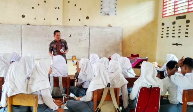 Dr. Alvia Santoni Saat Promosi Kampus STIE SAK di Sekolah Kabupaten Solok Selatan