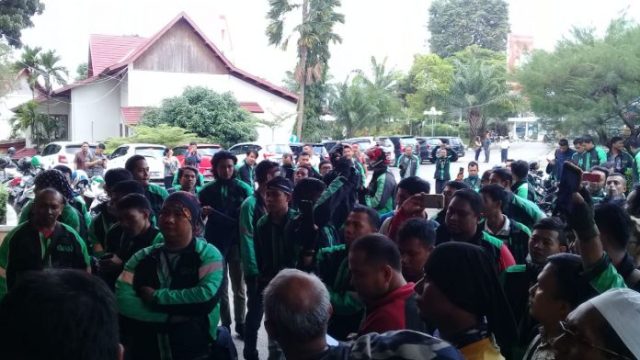 Grab Potong Insentif Sepihak, Ratusan Ojek Online Jambi Demo