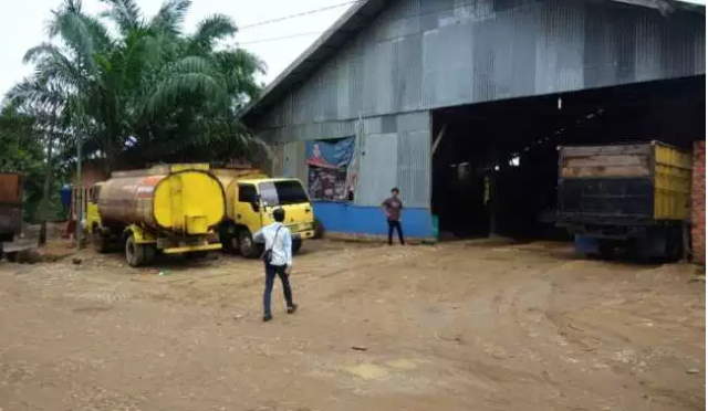 Gudang penyimpanan minyak ilegal di batanghari. Foto: Serujambi.com