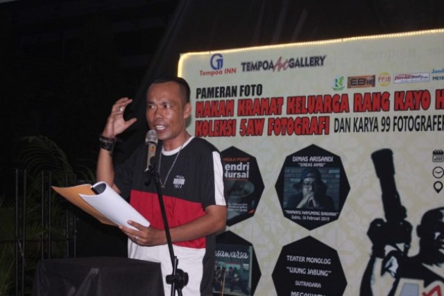 Hendry Nursal MENGAJI PUISI di Tempoa Art Gallery