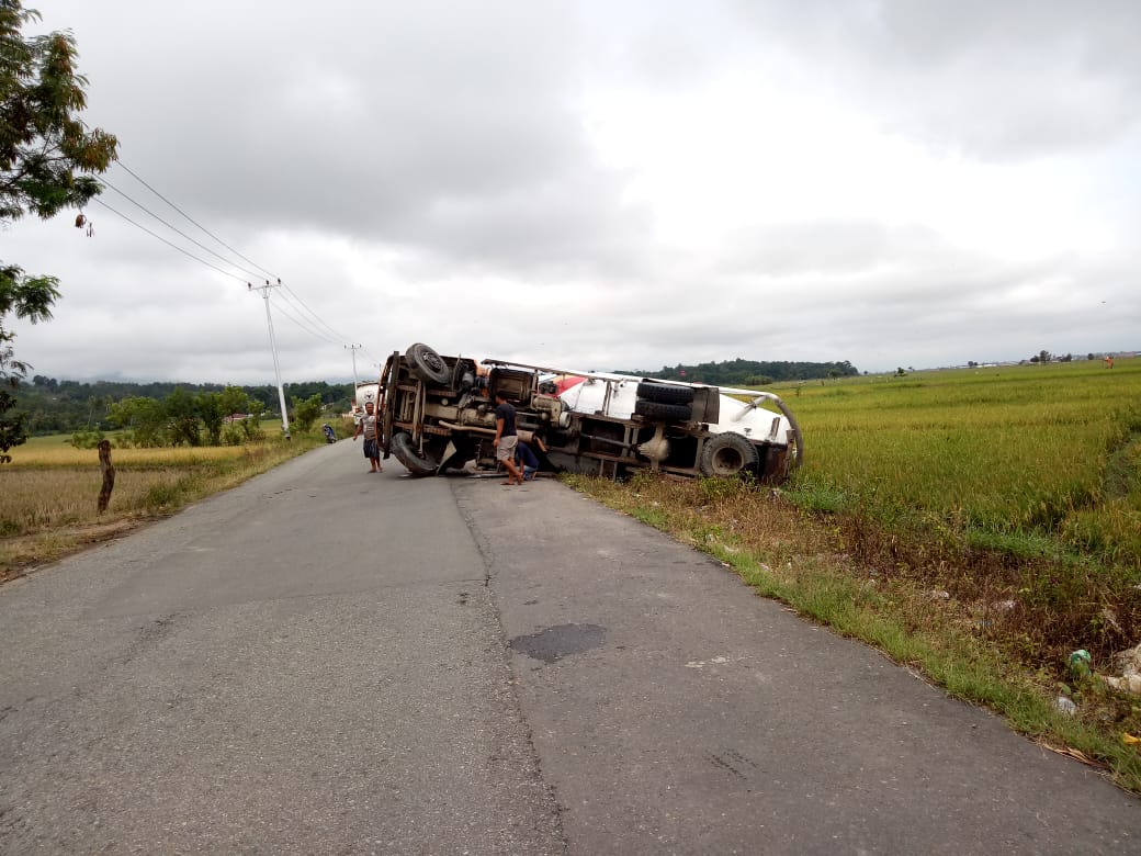 Breaking News! Lagi, Fuso Terbalik di Jalan Koto Iman - Tanjung Tanah Kerinci