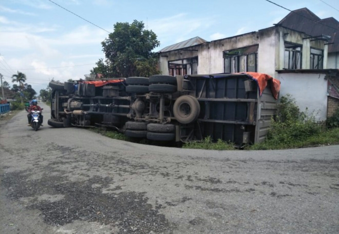 Fuso Terbalik di tikungan Tanah Kampung Kerinci