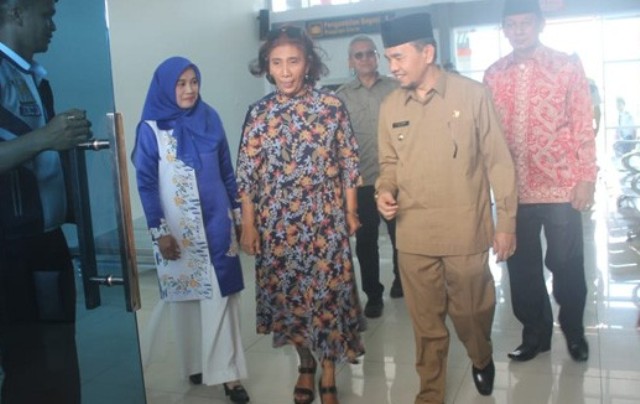 Menteri Susi Pudjiastuti disambut Bupati Kerinci Adirozal