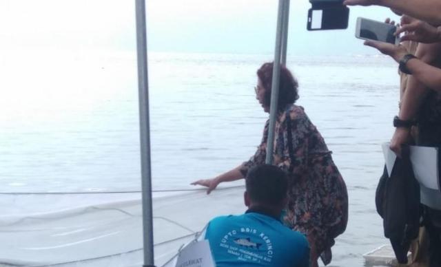 Menteri Susi Saat Menebarkan Bibit Ikan di Danau Kerinci