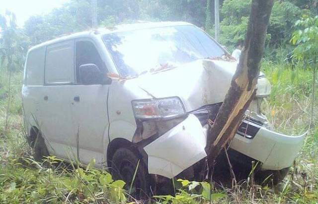 Mobil Tabrak Pohon Karet di Tembesi, Saat Orang Lagi Shalat Jum’at