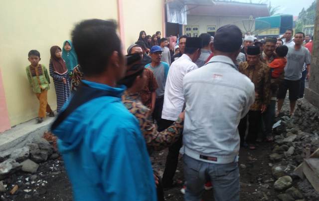 Oknum Kades Ditampar Pawasdes, Lantaran Diduga Ketahuan Bagi-bagi Amplop