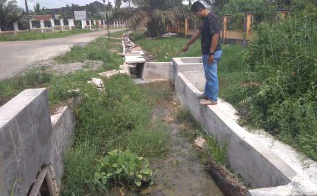 Pekerjaan Drainase RSUD Ahmad Rifin Muaro Jambi Terkesan Asal-asalan