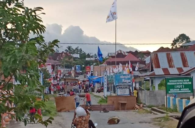 Situasi Pemblokiran Jalan di Desa Seleman Kecamatan Danau Kerinci Kabupaten Kerinci Provinsi Jambi