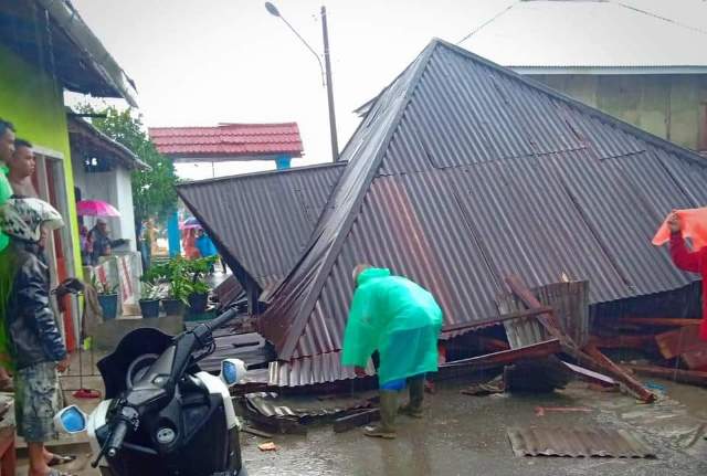 Hujan Lebat Disertai Agin, Satu Unit Rumah Warga Kumun Hilir Roboh