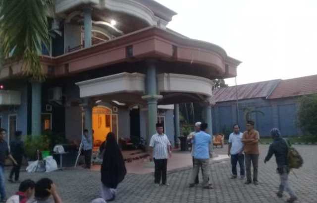 Suasana rumah duka di Rt 11, Paal 5, Kotabaru, Jambi. Foto: Serujambi.com