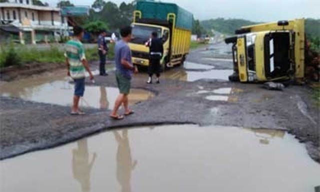 Truk Sawit Terguling di Jalan Berlobang, Depan PT. Djambi Waras