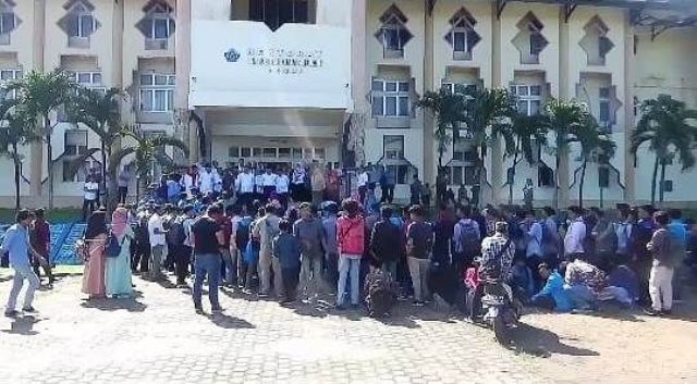 Ratusan Mahasiswa UIN Jambi Unjuk Rasa