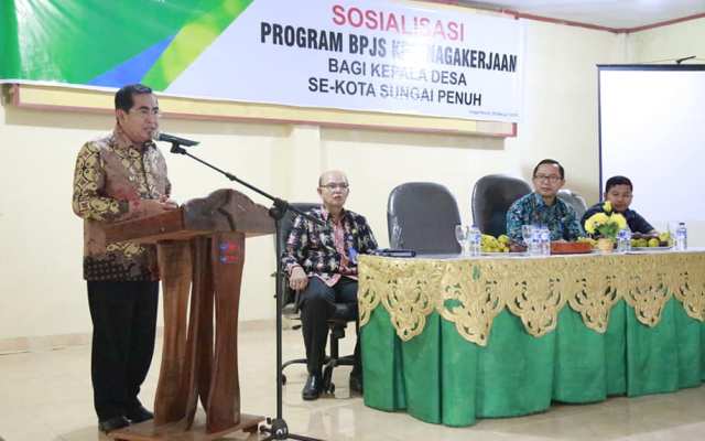 Wali Kota Sungai Penuh Asafri Jaya Bakri Saat Membuka Sosialisasi BPJS Bagi Kades di Sungai Penuh