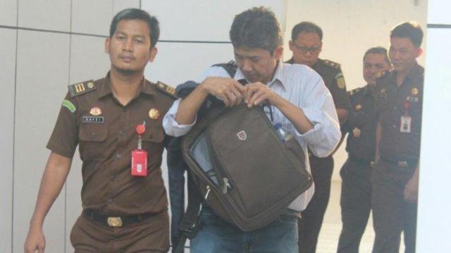 Penyidik Kejati Jambi membawa tersangka perkara pipanisasi di Tanjab Barat, beberapa waktu lalu/ Tribunjambi.com