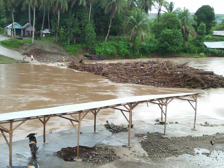 Banjir Hantam Jembatan Batang Asam Jujuhan Bungo