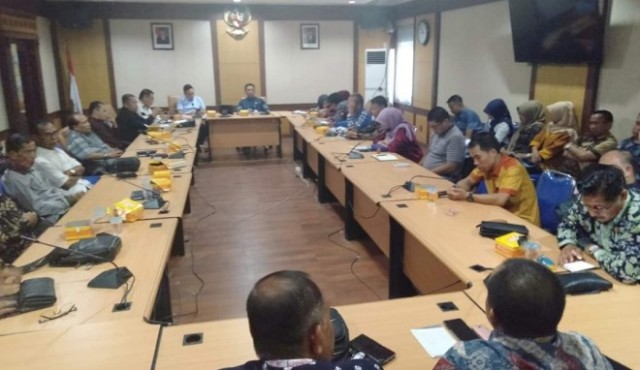 DPRD Sungai Penuh saat membahas LKPj Walikota di kantor Bappeda Provinsi Jambi