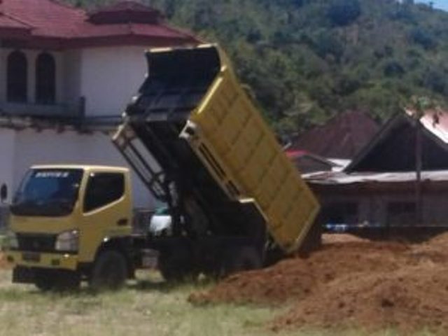 Dum Truk Sedang Membongkar Muatan Timbunan Untuk Membangun Lapangan Sepakbola di Desa Siulak Mukai Mudik Kabupaten Kerinci 