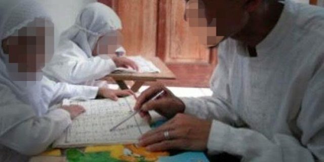 Bejat!!! Guru Ngaji Perkosa Muridnya di Musholla