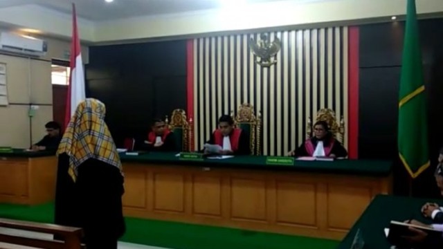 Heriyah, terdakwa kasus dugaan korupsi dana PAUD saat mendengarkan vonis majelis hakim Pengadilan Tipikor Jambi, Senin (4/3) / metrojambi.com