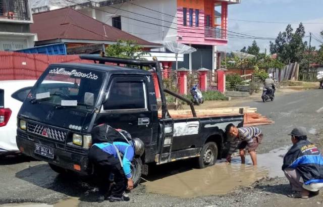 Jalan Bak Kubang Kerbau di perbatasan Desa Tanjung Pauh Mudik - Desa Tanjung Pauh Hilir sepanjang 500 meter