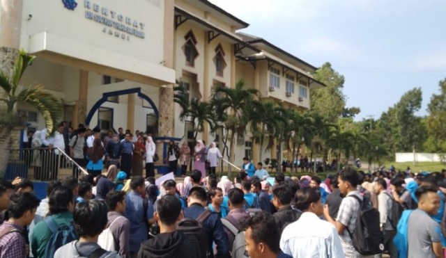 Mahasiswa UIN Jambi Demo