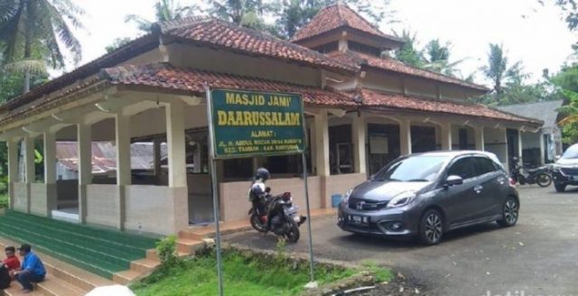 Masjid Daarussalam yang terletak di Desa Buniayu, Kecamatan Tambak, Banyumas diacak-acak oleh orang tak dikenal. Kitab-kitab milik TPA Daarussalam juga dibuang ke dalam sumur