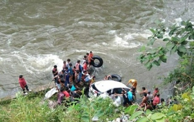 Mobil Guru SMP 1 Sungai Penuh Jatuh ke Sungai Muara Imat Kerinci