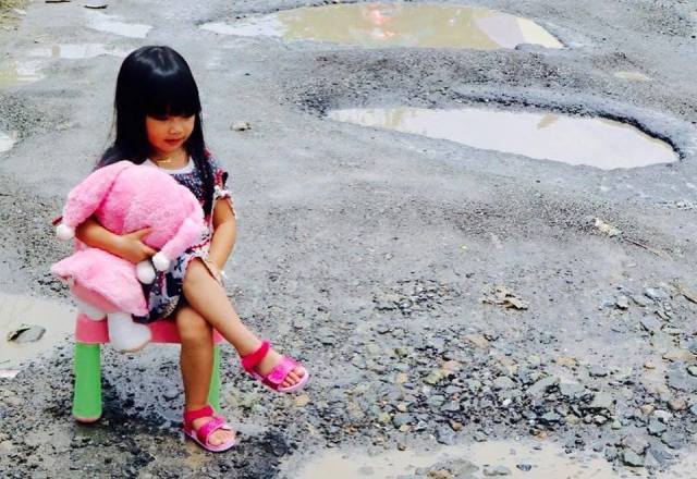 Foto Model Cilik di Kerinci Main Air di Jalan Rusak