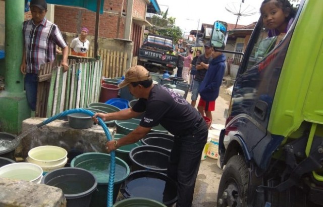 PDAM Tirta Khayangan saat Mendistribusikan Air Bersih ke Warga Kota Sungai Penuh