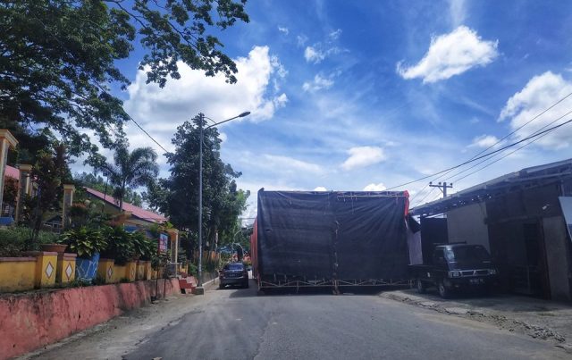 Pemasangan Tenda Pesta Pernikahan di Simpang SD 4 Sungai Penuh Habisi Jalan