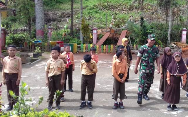 Giliran Satgas TMMD Kerinci Latih Murid SD