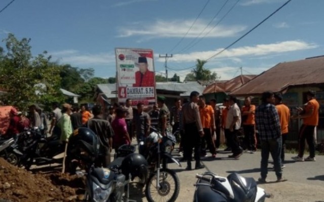 Tidak Transparan Kelola DD, Warga Pinggir Air Demo dan Segel Kantor Kades