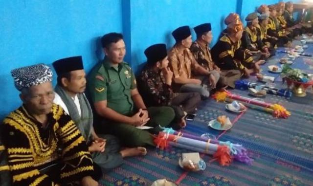 Peduli Budaya, Babinsa Hadiri Kenduri Adat Desa Binaanya