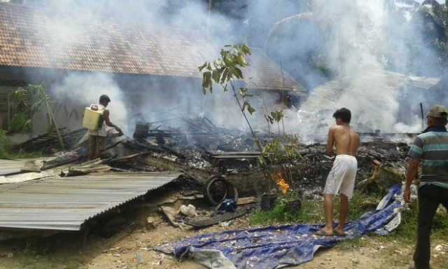 Rumah Warga Sungai Tanam Muara Sabak Ludes Terbakar