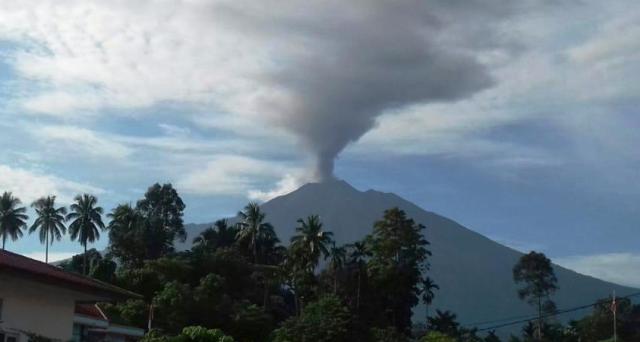 Gunung Kerinci Semburkan Abu Vulkanik