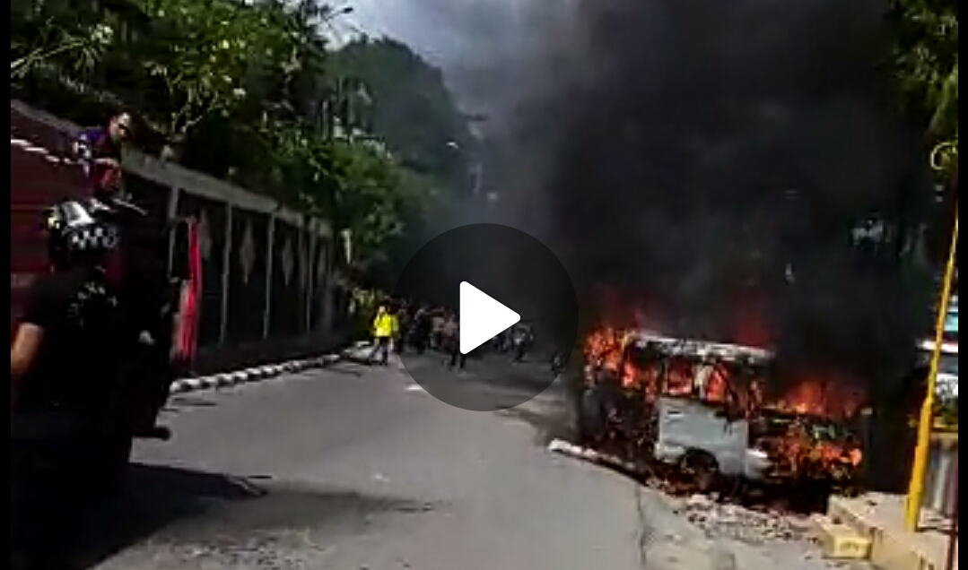 Mini Bus Terbakar di Taman Vertikal Sungai Penuh